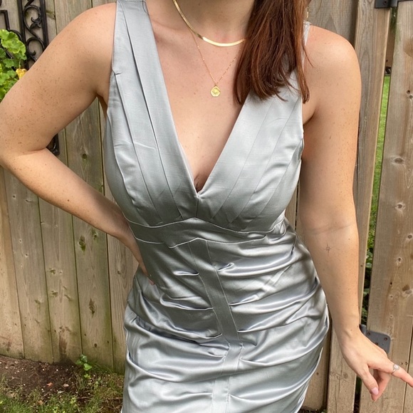 Le Chateau silver formal dress - Picture 4 of 10